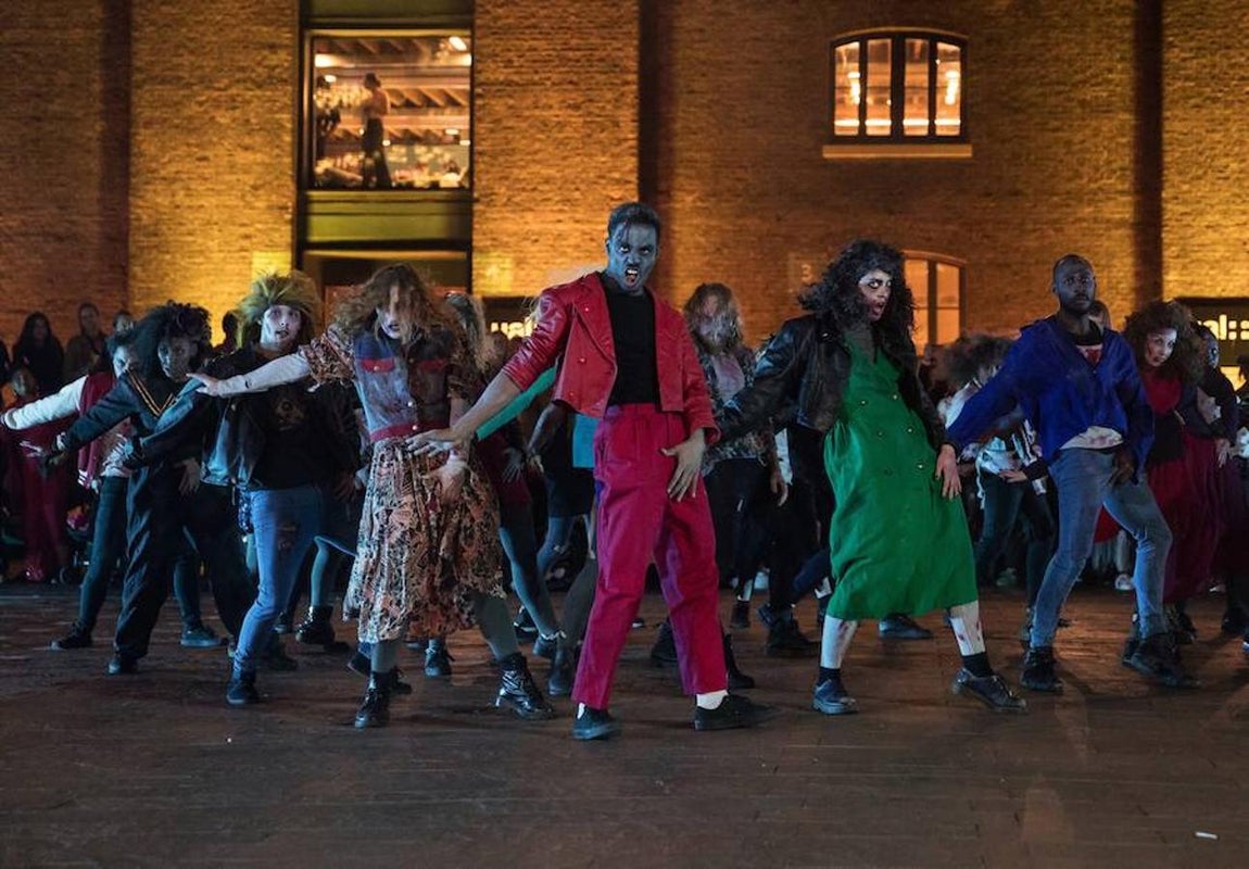 Cien bailarines profesionales disfrazados de zombies representan «Thriller», de Michael Jackson, para celebrar la noche de Halloween, en la Plaza Granary de Londres. 