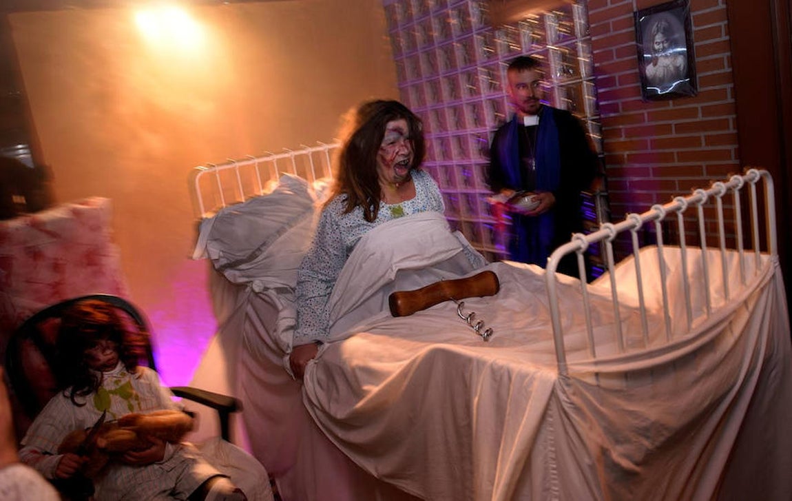 Una mujer disfrazada de la niña poseída de «El exorcista», en La Fresneda (Teruel, España). 