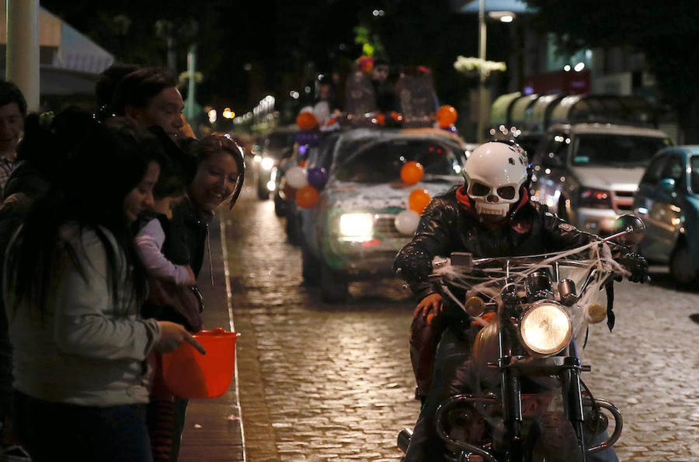Un motorista en la noche de Halloween en Viña del Mar (Chile)