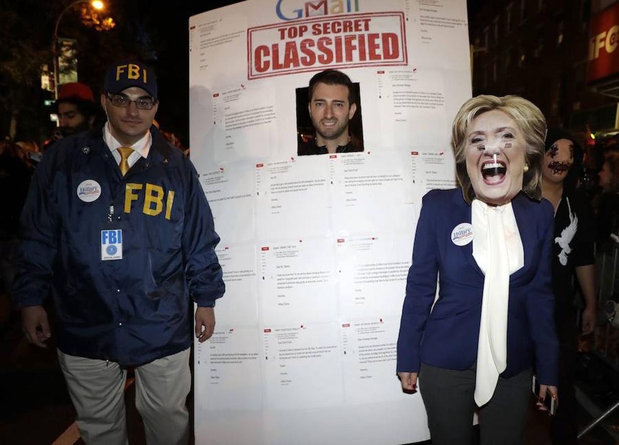 Fotografía de un participante caracterizada como Hillary Clinton (derecha), en la edición 43 del Desfile de Halloween de Greenwich Village (Nueva York)