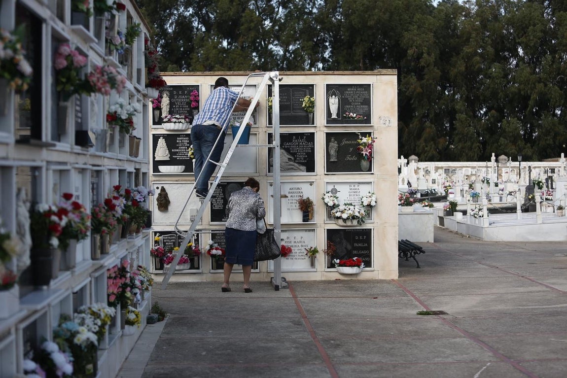 Los cementerios de la provincia se llenan de flores