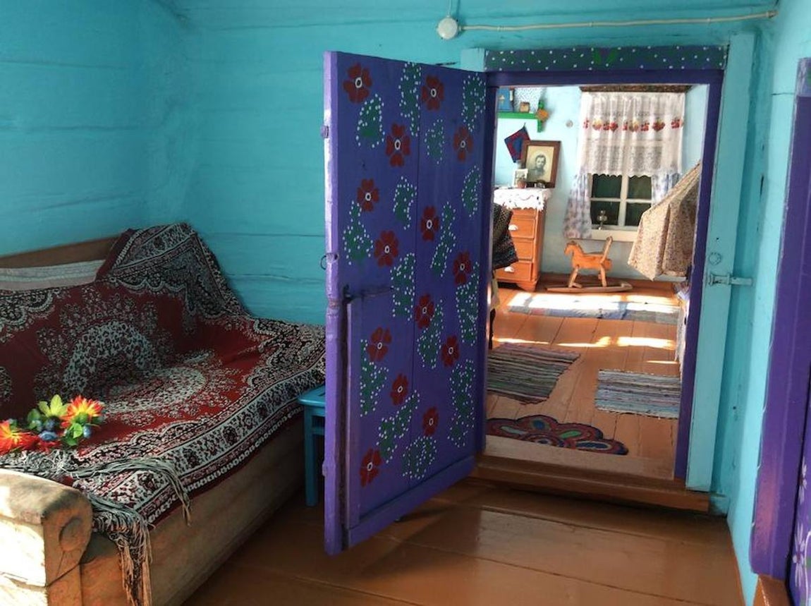 Interior de una casa de Desyatnikovo. 