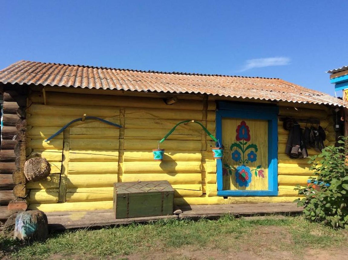 Las casas de Desyatnikovo destacan por ser construcciones en madera y por sus brillantes colores. 