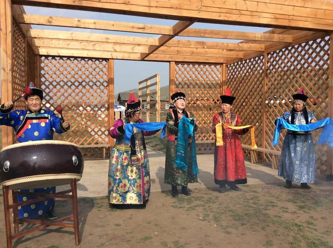 Los nómadas es otra forma de vida en esta zona de Siberia. Existen complejos, como el de la imagen, donde se recrean sus hábitos y costumbres. 