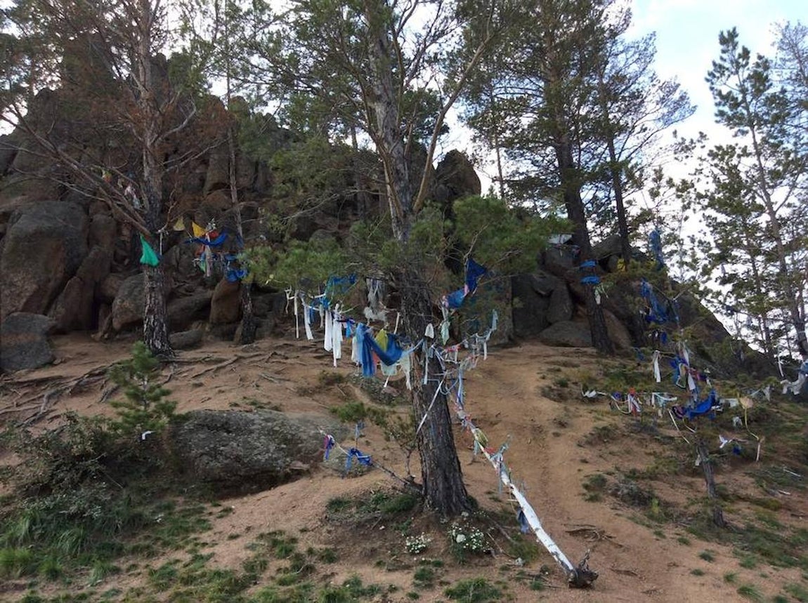 Los pañuelos de colores atados a los árboles son ofrendas ofrecidas por los chamanes, una de las creencias que se profesan en esta parte de Siberia. 