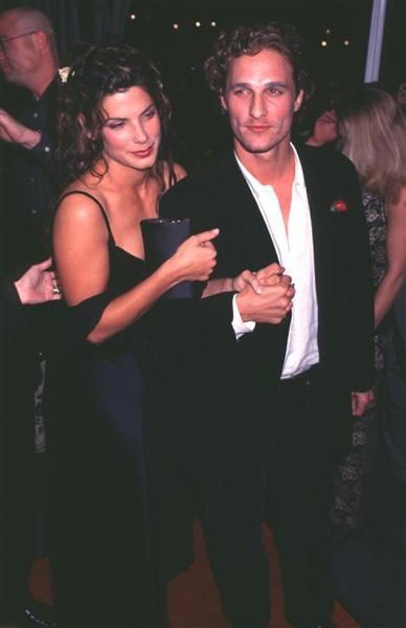 Fueron compañeros de reparto en la película «Tiempos de matar». Matthew McConaughey y Sandra Bullock estuvieron juntos de  1996 a 1998. 