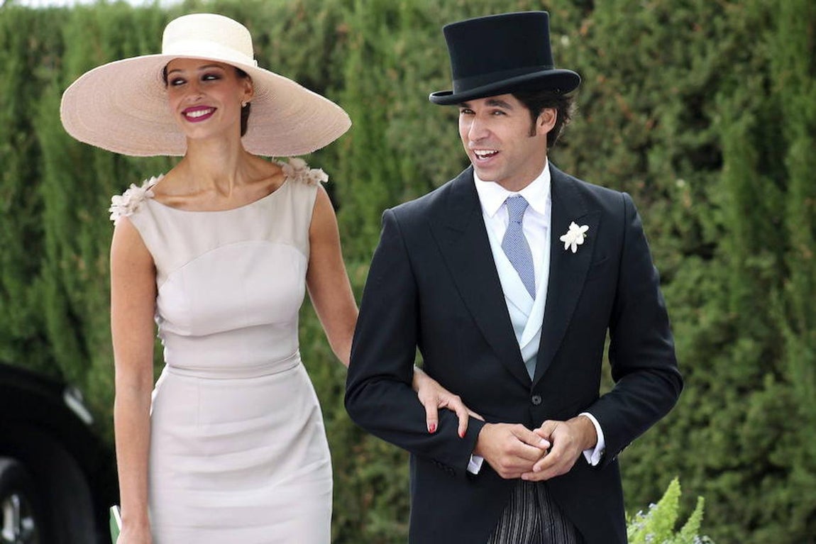 Así posaron Eva González y Cayetano Rivera a su llegada al enlace de Francisco Rivera. Poco después se conocía su ruptura.. 