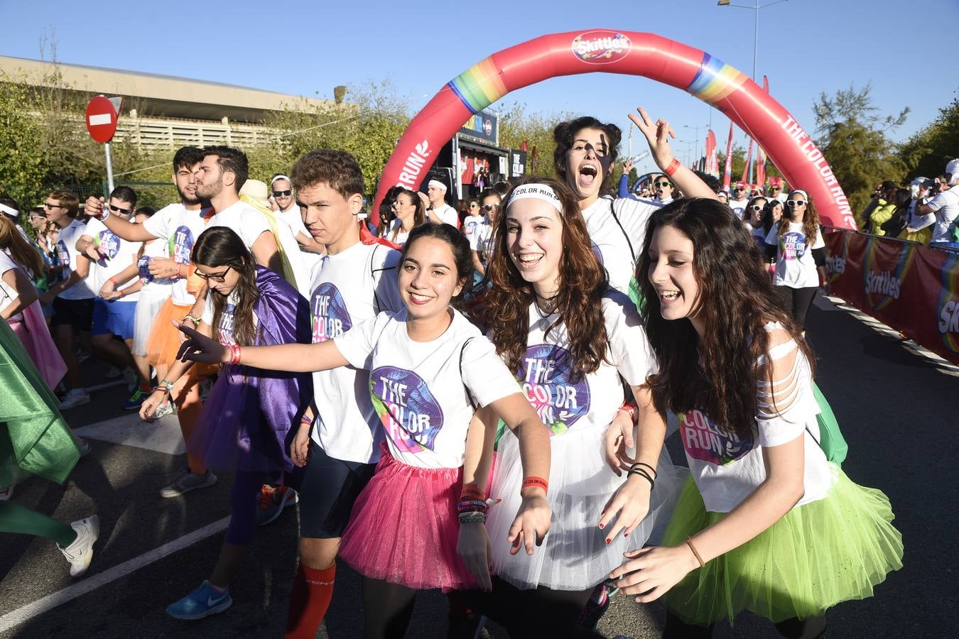 Miles de personas disfrutan de la «Color Run» en Sevilla