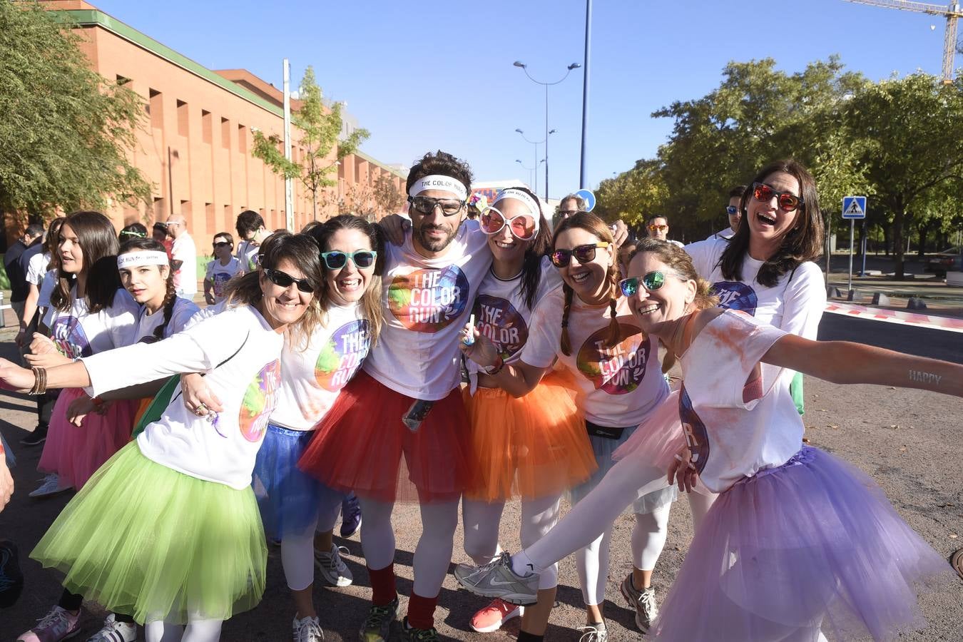 Miles de personas disfrutan de la «Color Run» en Sevilla