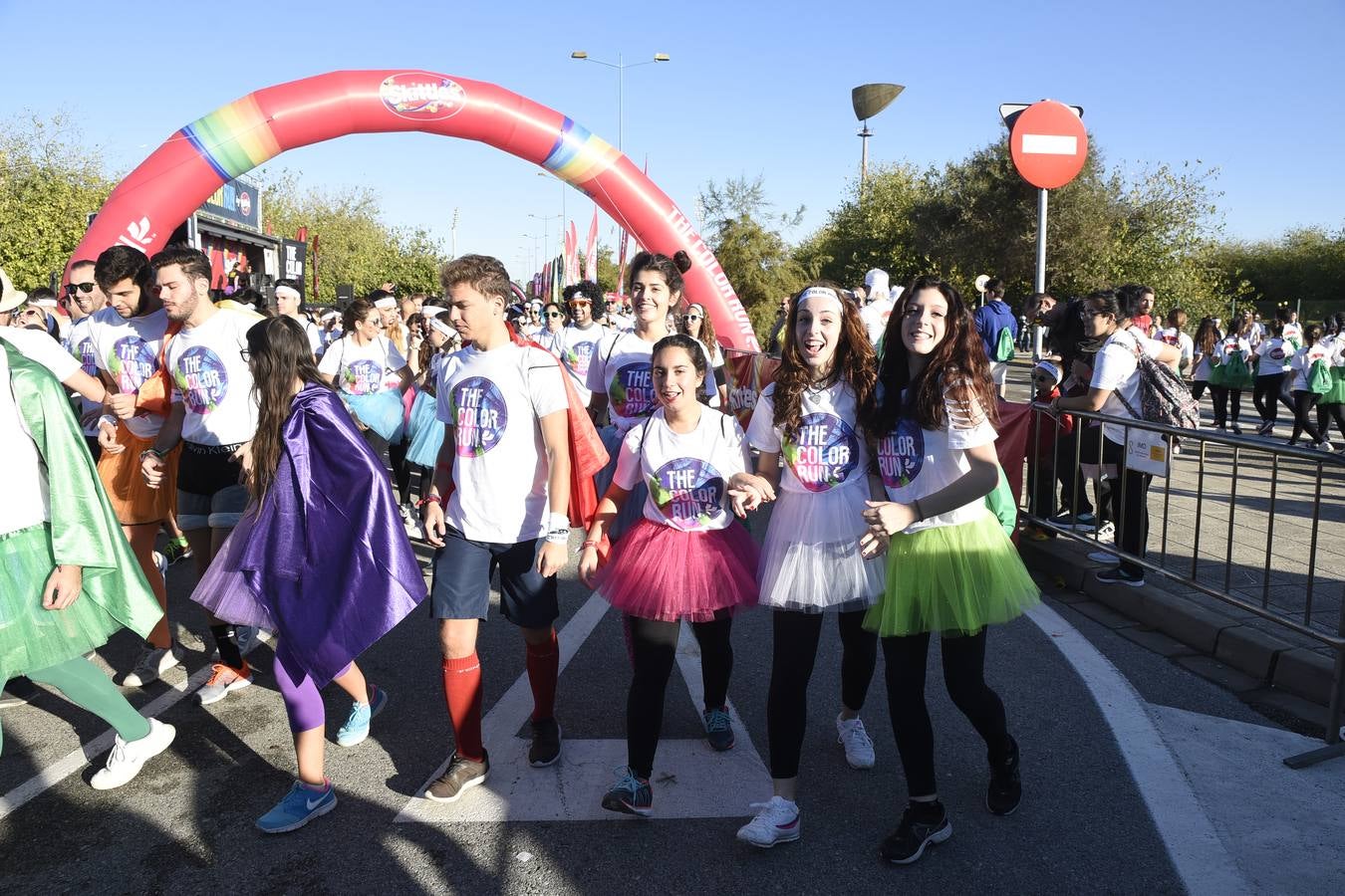 Miles de personas disfrutan de la «Color Run» en Sevilla