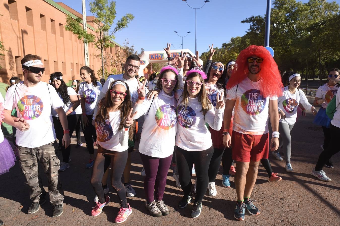 Miles de personas disfrutan de la «Color Run» en Sevilla