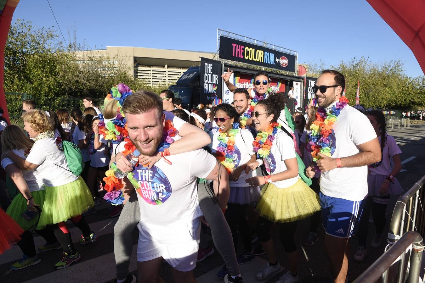 Miles de personas disfrutan de la «Color Run» en Sevilla