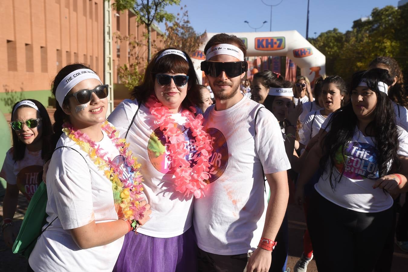 Miles de personas disfrutan de la «Color Run» en Sevilla