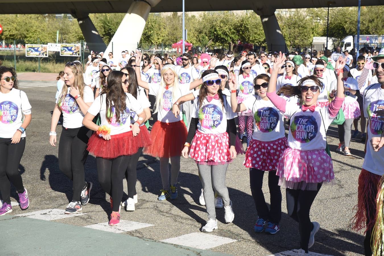 Miles de personas disfrutan de la «Color Run» en Sevilla