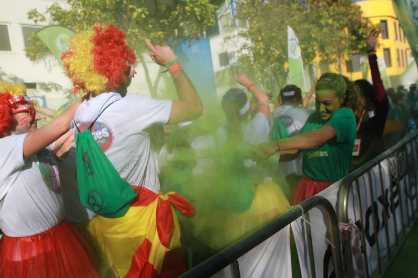 Miles de personas disfrutan de la «Color Run» en Sevilla