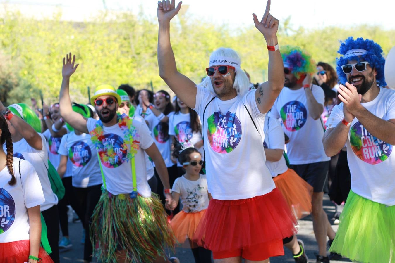 Miles de personas disfrutan de la «Color Run» en Sevilla