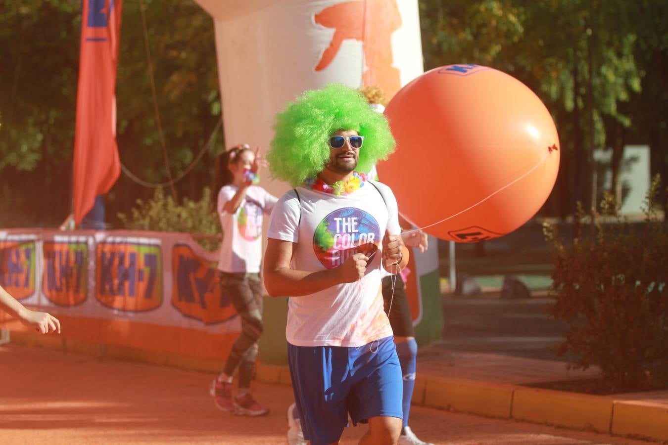 Miles de personas disfrutan de la «Color Run» en Sevilla