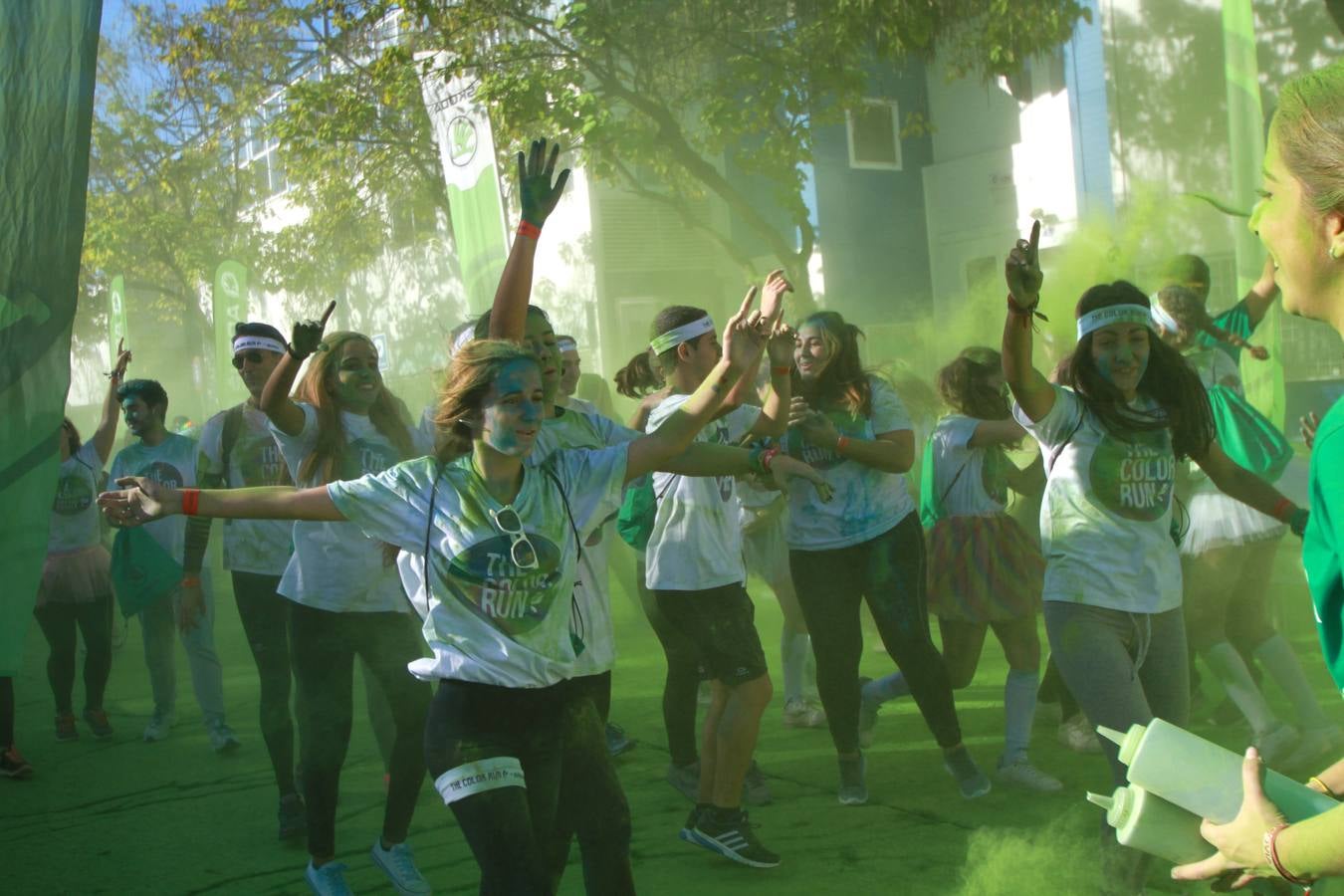 Miles de personas disfrutan de la «Color Run» en Sevilla