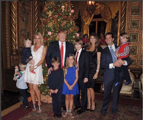 En la fotografía, Donald Trump posa con su tercera mujer, Melania, sus hijos y sus nietos. La modelo eslovena está casada con el candidato republicano desde el 22 de enero de 2005