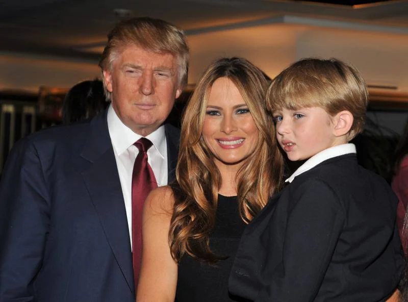 Tras dos matrimonios fallidos, The Donald (su apodo a nivel privado) se casó el 22 de enero de 2005 con Melania Knauss (nacida en Eslovenia), en Palm Beach, en Florida. Ambosa tuvieron un hijo llamado Barron William Trump, el quinto de Trump, el 20 de marzo de 2006