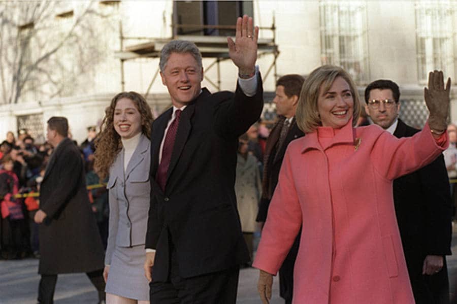 Cuando Bill Clinton asumió el cargo como presidente en enero de 1993, Hillary Rodham Clinton se convirtió en la Primera Dama de los Estados Unidos. Ella fue la primera Primera Dama en poseer un título de posgrado y en tener su propia carrera profesional. 