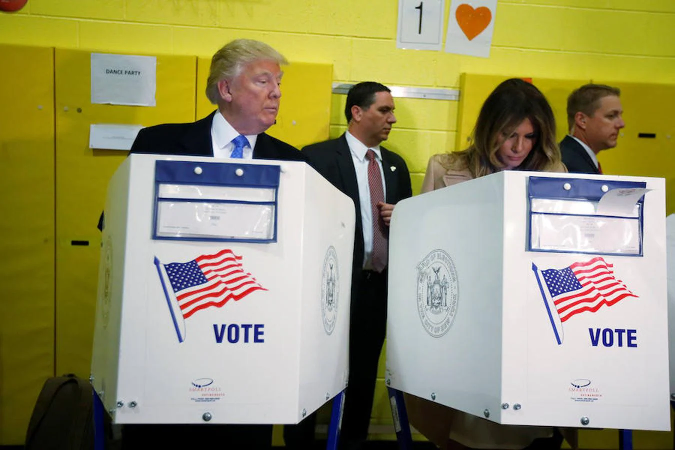 Donald Trump observa a su mujer, Melania, mientras ella vota