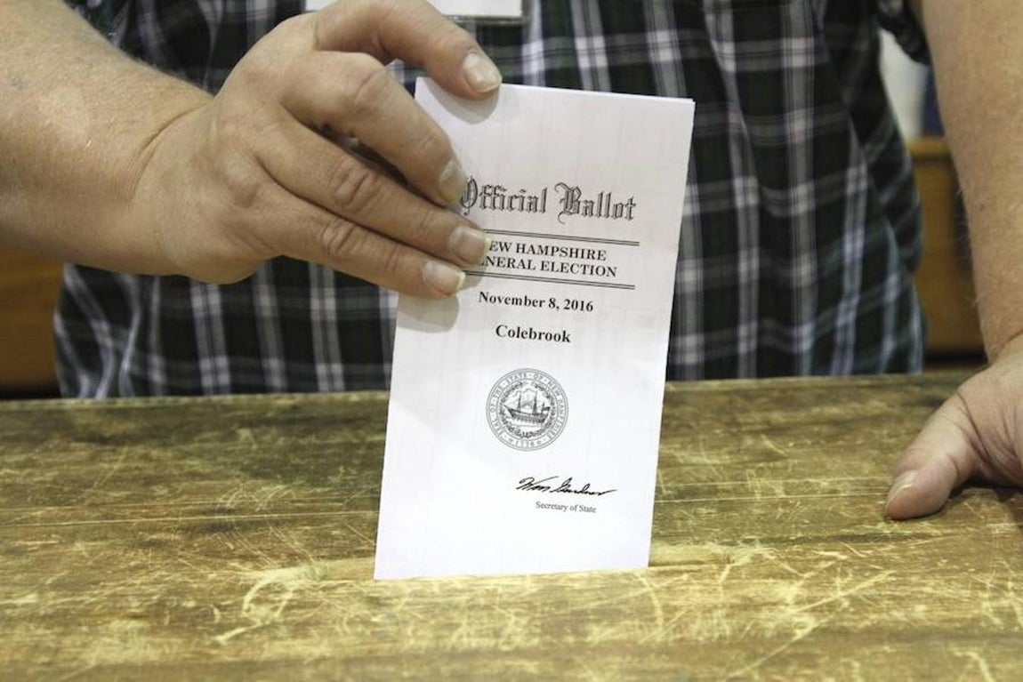 Un hombre emite su voto durante la elecciones presidenciales en un colegio electoral de Colebrook, Nuevo Hampshire (Estados Unidos). Efe