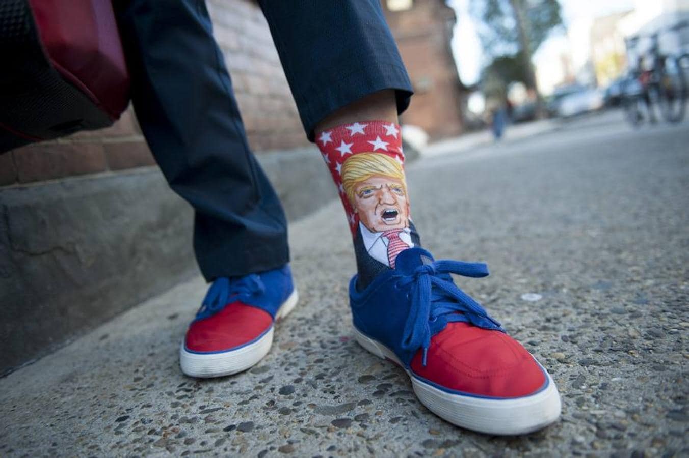 Un votante muestra unos calcetines con el retrato del candidato republicano a la Presidencia Donald Trump durante la jornada electoral en Filadelfia (Estados Unidos)