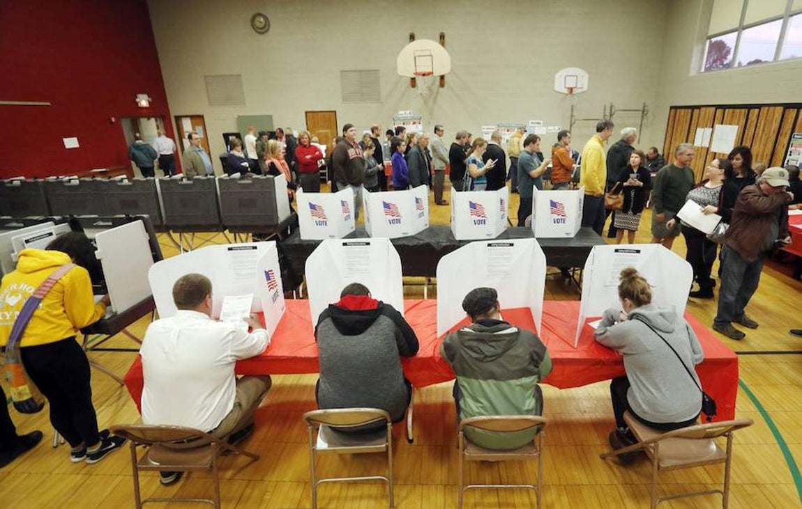 Ciudadanos estadounidenses rellenan sus papeletas antes de votar en un colegio electoral ubicado en la escuela elemental Franklin durante la jornada de elecciones presidenciales en Estados Unidos, en Kent (Ohio, EE.UU.). Efe