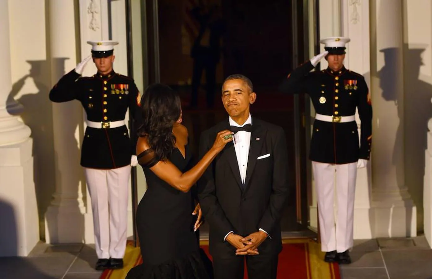 En repetidas ocasiones, ante decenas de miles de personas, han compartido miradas afectuosas o gestos, como cuando Michelle cuidaba a la perfeccón la imagen de su marido antes de los actos oficiales. 