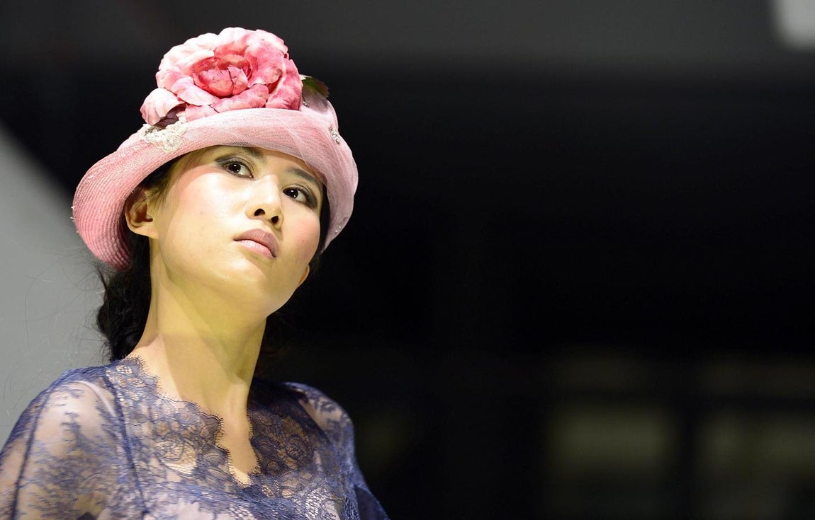 Uno de los diseños que desfiló de los sombrereros Pablo y Mayaya. 