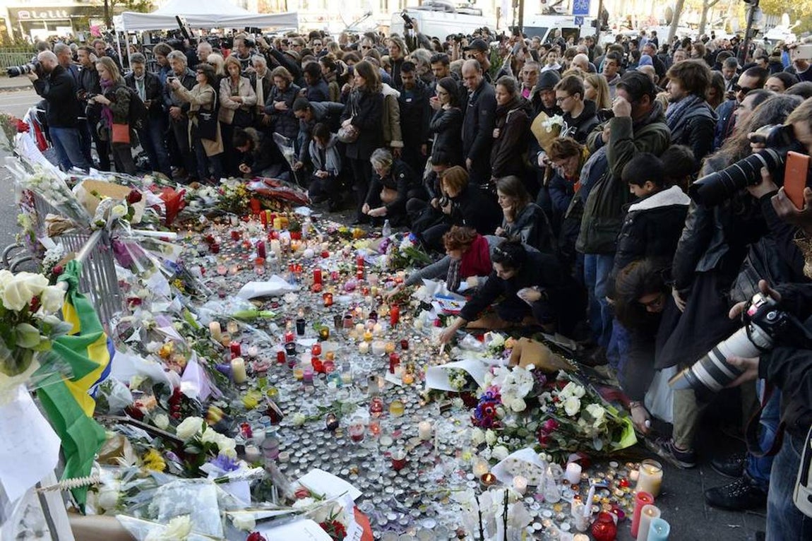 Un grupo de personas se reúne dos días después de los atentados para recordar a las víctimas. 