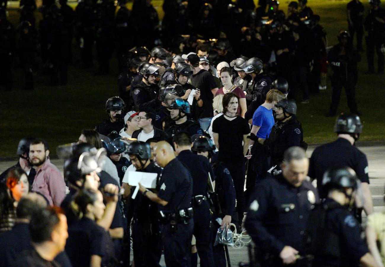 Manifestantes detenidos por agentes del Departamento de Policía de Los Ángeles después de una marcha contra la elección del republicano Donald Trump como Presidente de Estados Unidos