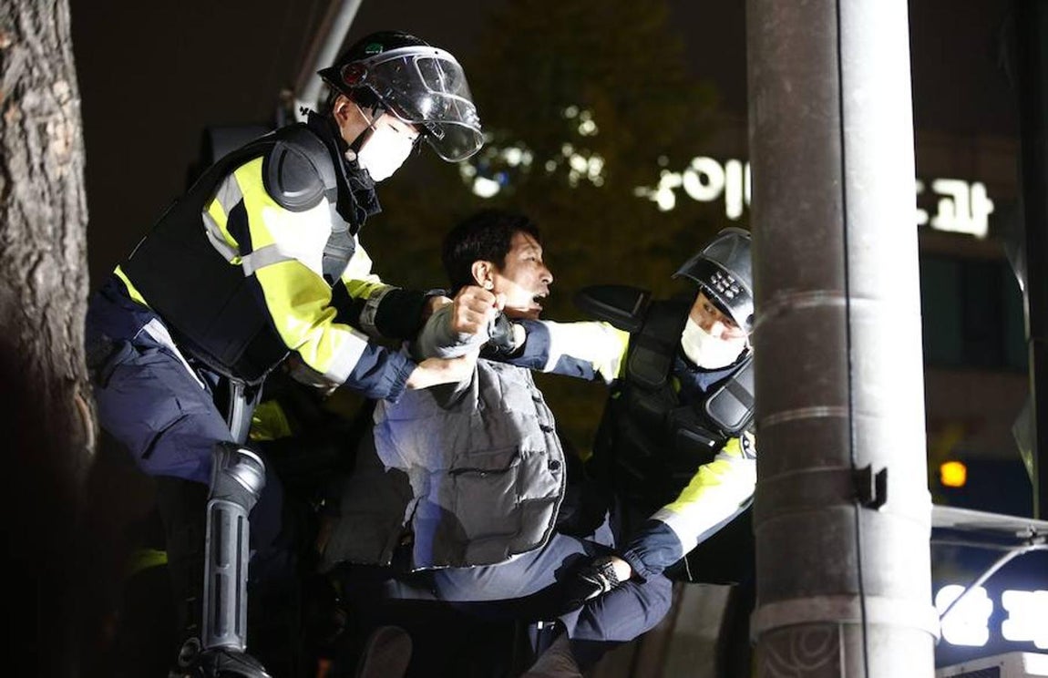 «Me siento muy triste. Siento como si mi país se hubiera perdido, como si fuera el fin del mundo», ha señalado una manifestante.. 