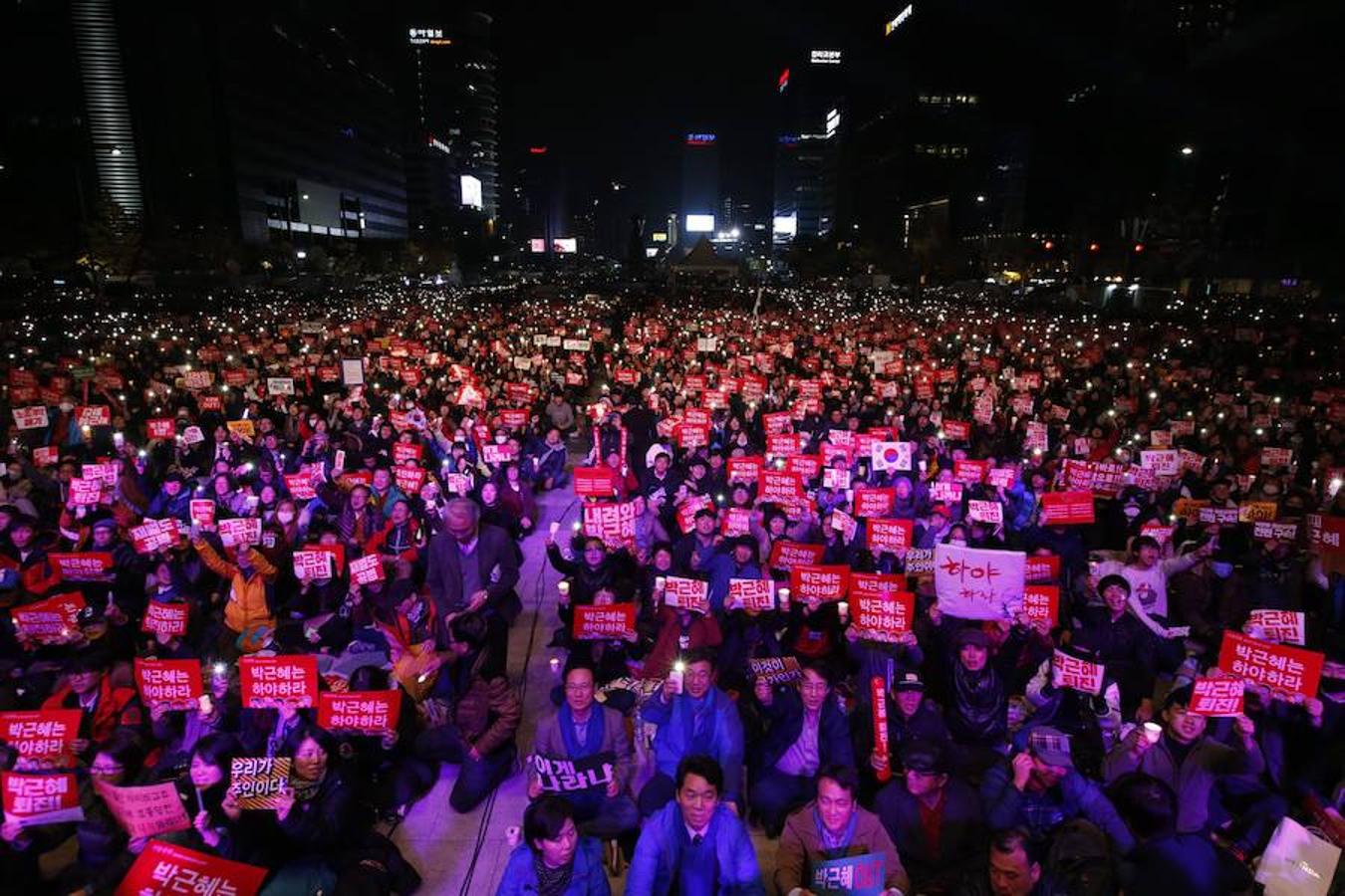 Los presentes han tomado la capital para exigir la dimisión de la presidente del país, Park Geun-hye