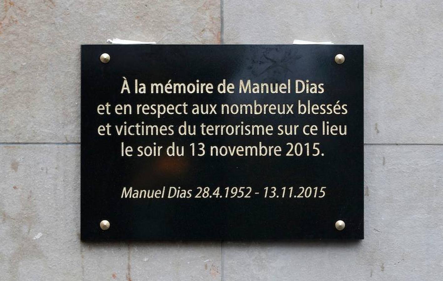 Una placa en el Stade de France en la memoria de una de las víctimas de los atentados del 13 de noviembre en París. 