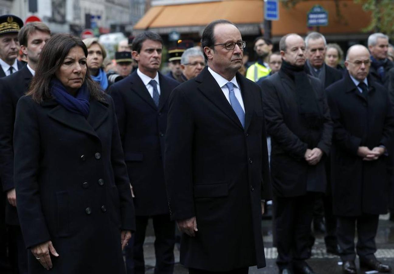 Anne Hidalgo, alcaldesa de París, y François Hollande, presidente de la República, encabezan los homenajes a las víctimas de los atentados del 13 de noviembre. 