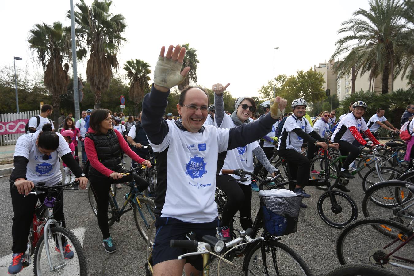 El evento «Sevilla sobre ruedas» ha estado organizado por el Ayuntamiento de Sevilla, en colaboración con la Fundación Cajasol y Bike and You