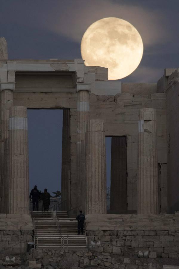 La luna sobre el Acrópolis de Atenas. 
