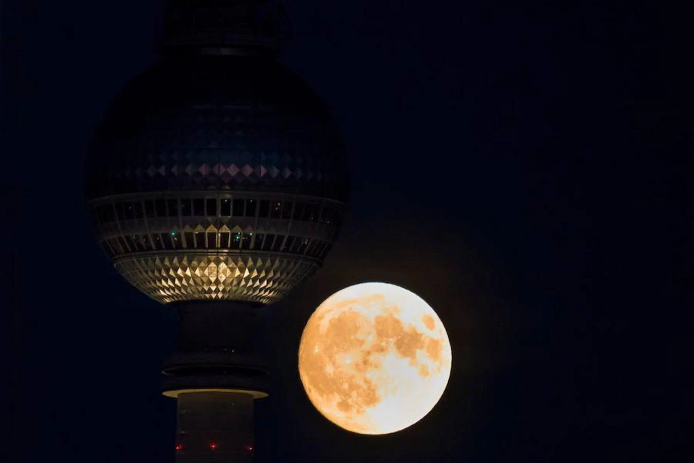 La superluna al lado de la Torre de Televisión de Berlín