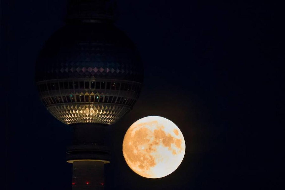 La superluna al lado de la Torre de Televisión de Berlín. 