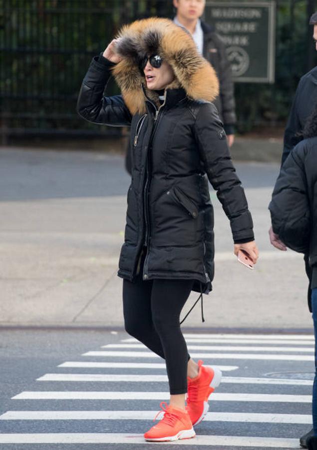 Se desconoce si Jennifer López quería pasar desapercibida o era por las bajas temperaturas de Nueva York, pero lo cierto es que la cantante está irreconocible con la parka negra y la capucha de pelo que cubre parcialmente su cara. 