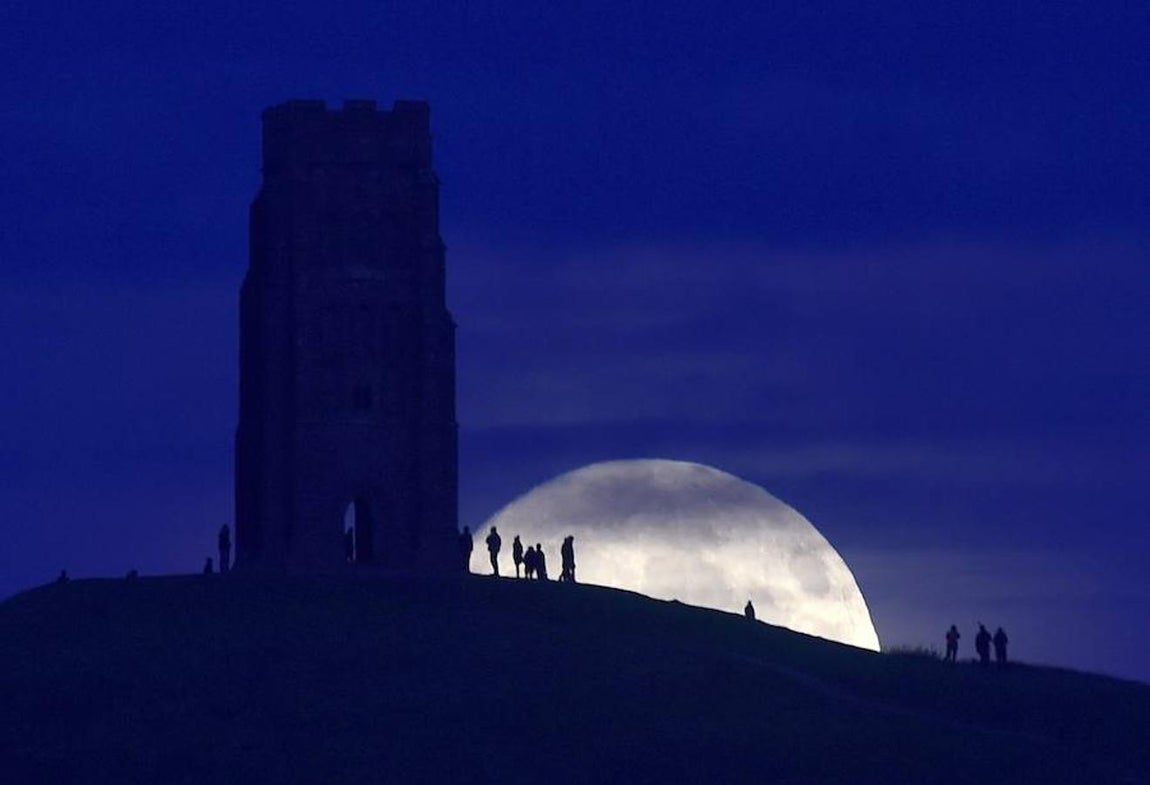 La superluna se asoma en las inmediaciones de Glastonbury Tor. 