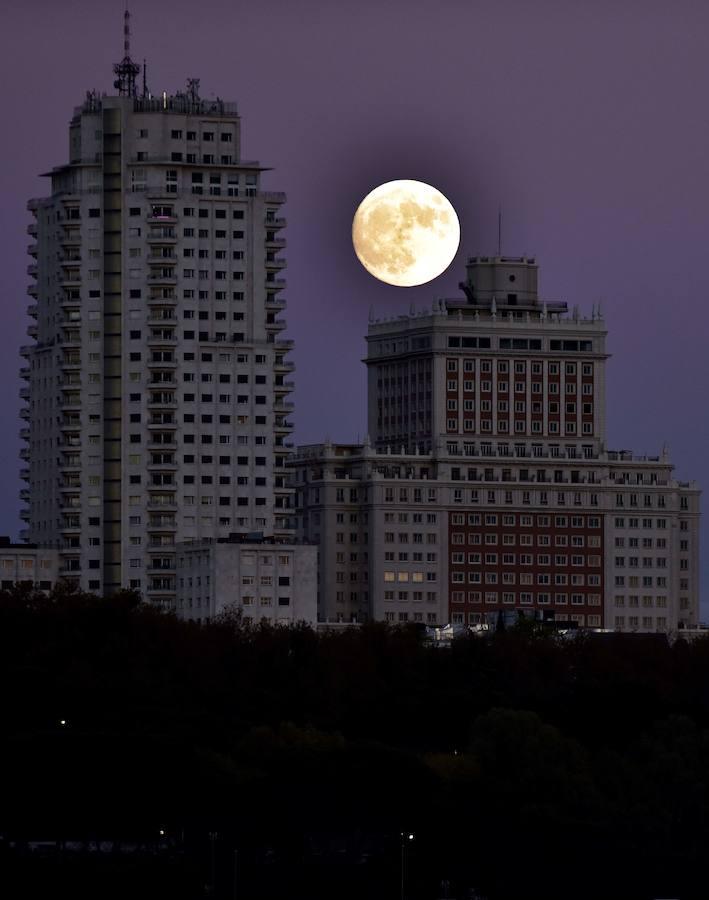 La superluna ilumina la ciudad de Madrid. 
