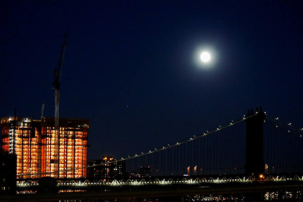 El Puente de Manhattan, en Nueva York, iluminado con la superluna. 