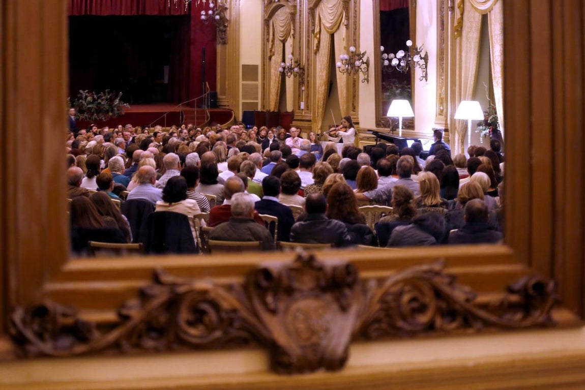 En imágenes, el concierto de despedida de la violinista de la Puerta del Puente Romano