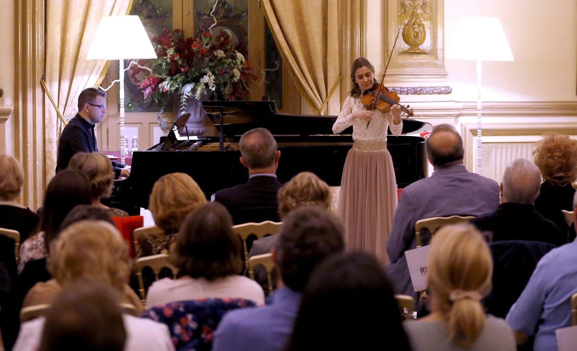 En imágenes, el concierto de despedida de la violinista de la Puerta del Puente Romano