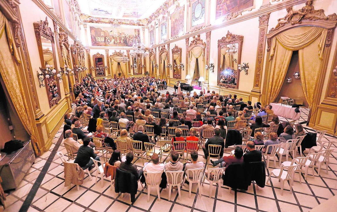 En imágenes, el concierto de despedida de la violinista de la Puerta del Puente Romano
