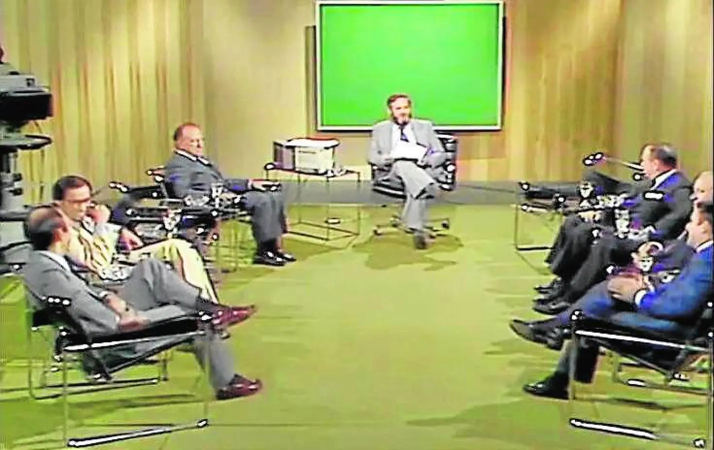 1976 - 1986: La apertura democrática y la nueva era parlamentaria tienen su reflejo en debates como «La clave»; de José Luis Balbín 