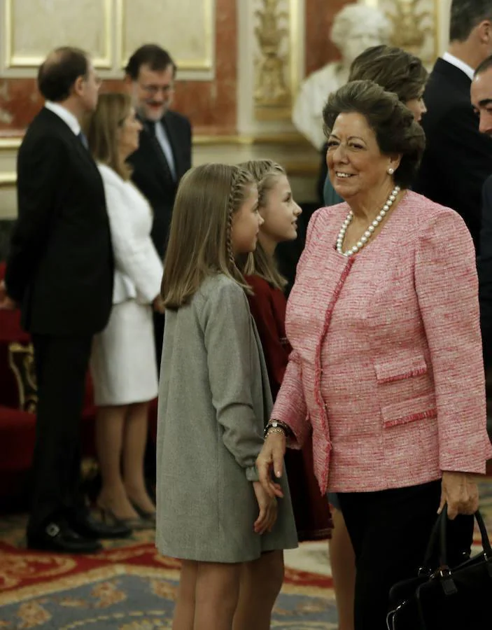 La senadora Rita Barberá, tras recibir el ademán de los Reyes y sus hijas. 